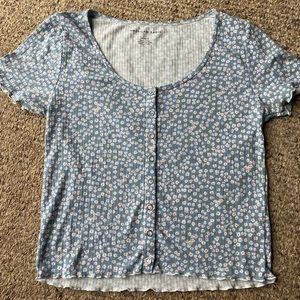 American Eagle soft cropped blue daisy shirt size M
